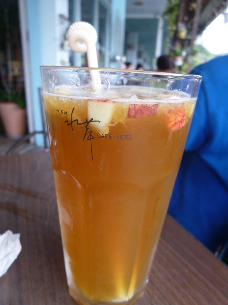 峨嵋湖水岸咖啡香草園：【新竹峨嵋】花草叢生，不上不下的廢墟感也是一種美？－峨嵋湖水岸咖啡香草園