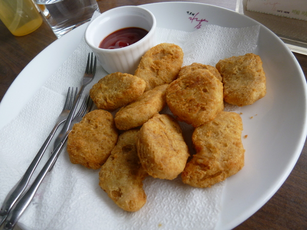 峨嵋湖水岸咖啡香草園：【新竹峨嵋】花草叢生，不上不下的廢墟感也是一種美？－峨嵋湖水岸咖啡香草園