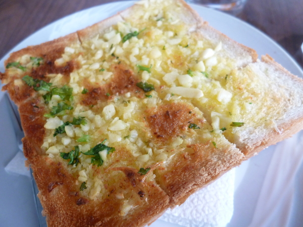 峨嵋湖水岸咖啡香草園：【新竹峨嵋】花草叢生，不上不下的廢墟感也是一種美？－峨嵋湖水岸咖啡香草園