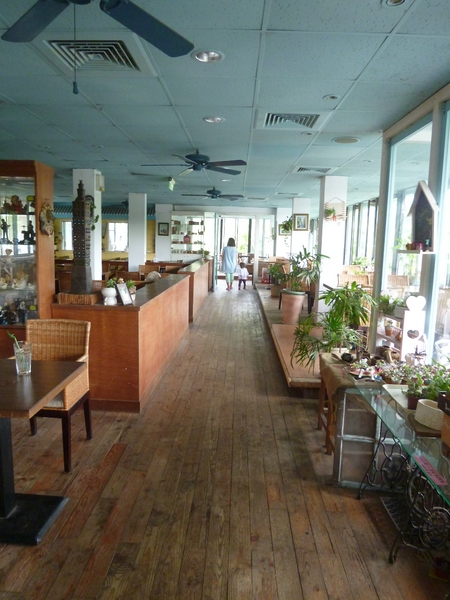 峨嵋湖水岸咖啡香草園：【新竹峨嵋】花草叢生，不上不下的廢墟感也是一種美？－峨嵋湖水岸咖啡香草園