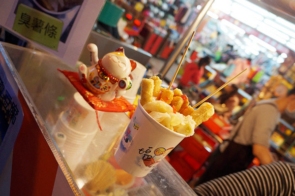 臭小子臭薯條:永和樂華夜市♬夜市熱門新秀!台式炸薯條你吃過沒?創新臭豆腐料理X泰式風味~好夏天!(大推) 臭小子臭薯條