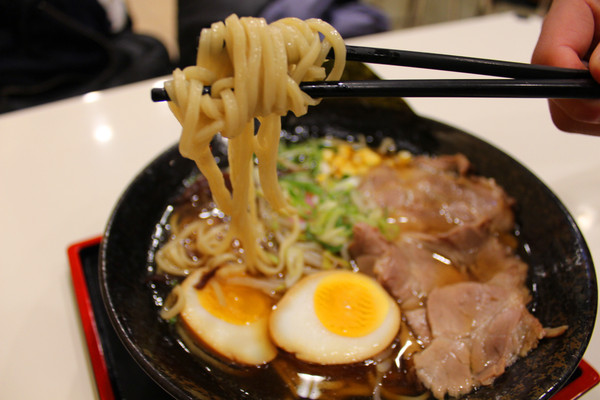 彩日式拉麵專賣店：[台北]開賣兩小時秒殺拉麵 淡水彩日式拉麵