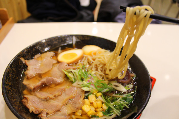 彩日式拉麵專賣店：[台北]開賣兩小時秒殺拉麵 淡水彩日式拉麵