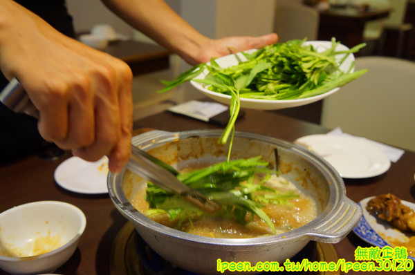 廚房有雞(文平二店)：【台南-安平區】正宗花雕雞x廣式料理餐廳..旗山跑山雞/免費冰淇淋《廚房有雞》