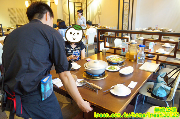 廚房有雞(文平二店)：【台南-安平區】正宗花雕雞x廣式料理餐廳..旗山跑山雞/免費冰淇淋《廚房有雞》