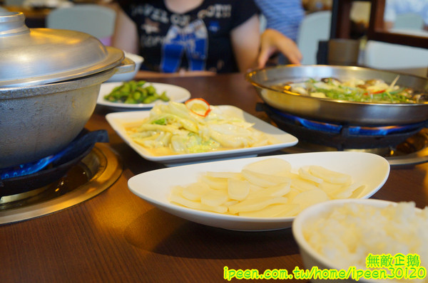 廚房有雞(文平二店)：【台南-安平區】正宗花雕雞x廣式料理餐廳..旗山跑山雞/免費冰淇淋《廚房有雞》