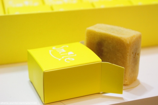 smile微笑鳳梨酥：smile微笑鳳梨酥✪伴手禮首選~第一次吃蜜餞、蛋黃口味的鳳梨酥~103.05.01