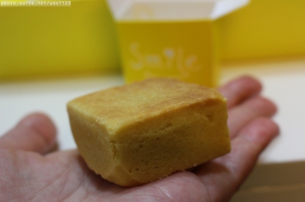 smile微笑鳳梨酥：smile微笑鳳梨酥✪伴手禮首選~第一次吃蜜餞、蛋黃口味的鳳梨酥~103.05.01