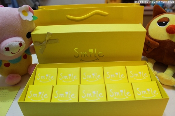 smile微笑鳳梨酥：smile微笑鳳梨酥✪伴手禮首選~第一次吃蜜餞、蛋黃口味的鳳梨酥~103.05.01