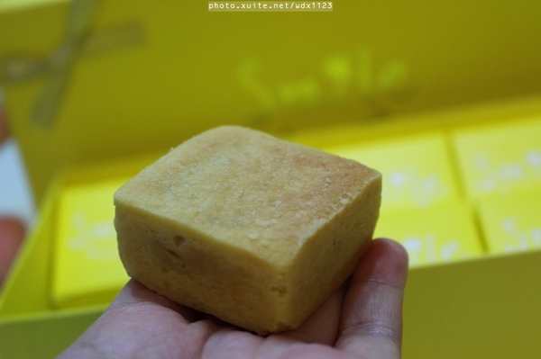 smile微笑鳳梨酥：smile微笑鳳梨酥✪伴手禮首選~第一次吃蜜餞、蛋黃口味的鳳梨酥~103.05.01