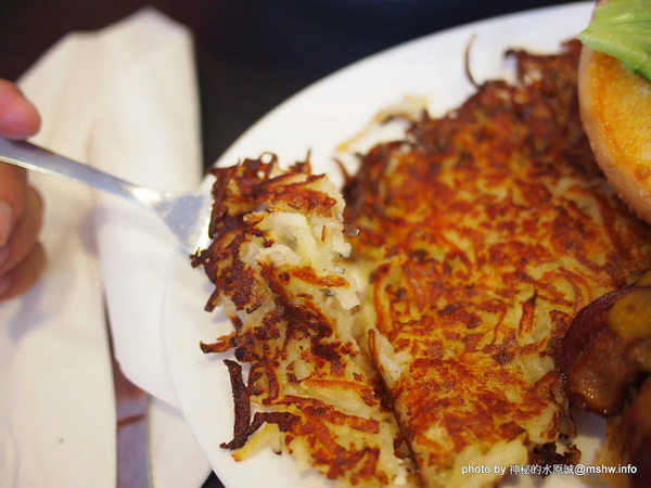 Uptowner Brunch:【食記】台中The Uptowner Taichung 雙城美式餐廳@西區廣三SOGO捷運BRT科博館 : 台中最強早午餐?口感紮實夠份量,漢堡薯餅與蛋捲都不錯吃呢!