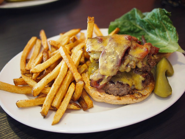 Uptowner Brunch:【食記】台中The Uptowner Taichung 雙城美式餐廳@西區廣三SOGO捷運BRT科博館 : 台中最強早午餐?口感紮實夠份量,漢堡薯餅與蛋捲都不錯吃呢!