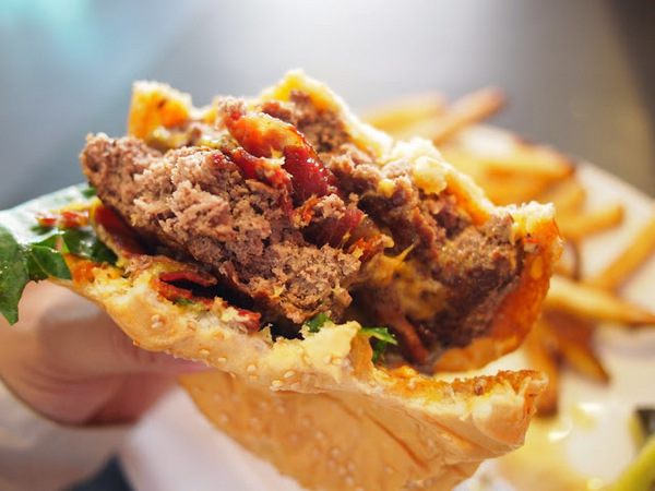 Uptowner Brunch:【食記】台中The Uptowner Taichung 雙城美式餐廳@西區廣三SOGO捷運BRT科博館 : 台中最強早午餐?口感紮實夠份量,漢堡薯餅與蛋捲都不錯吃呢!