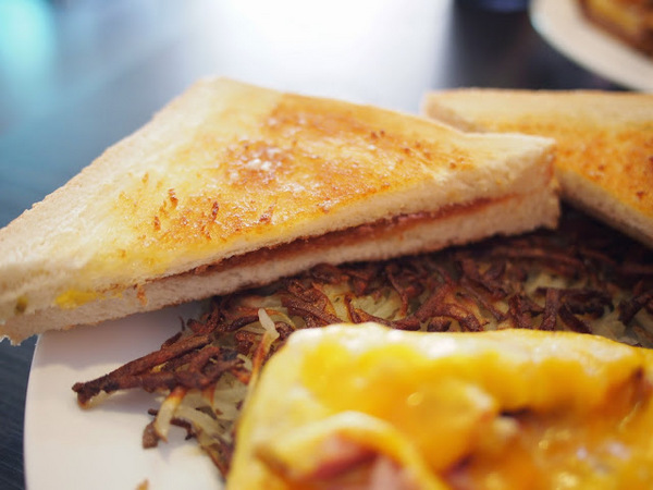 Uptowner Brunch:【食記】台中The Uptowner Taichung 雙城美式餐廳@西區廣三SOGO捷運BRT科博館 : 台中最強早午餐?口感紮實夠份量,漢堡薯餅與蛋捲都不錯吃呢!