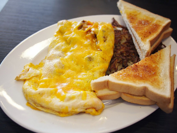 Uptowner Brunch:【食記】台中The Uptowner Taichung 雙城美式餐廳@西區廣三SOGO捷運BRT科博館 : 台中最強早午餐?口感紮實夠份量,漢堡薯餅與蛋捲都不錯吃呢!