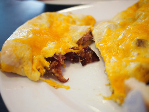 Uptowner Brunch:【食記】台中The Uptowner Taichung 雙城美式餐廳@西區廣三SOGO捷運BRT科博館 : 台中最強早午餐?口感紮實夠份量,漢堡薯餅與蛋捲都不錯吃呢!