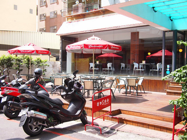 Uptowner Brunch:【食記】台中The Uptowner Taichung 雙城美式餐廳@西區廣三SOGO捷運BRT科博館 : 台中最強早午餐?口感紮實夠份量,漢堡薯餅與蛋捲都不錯吃呢!