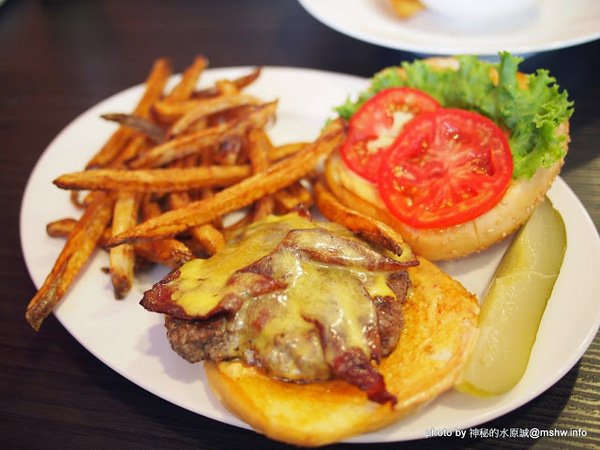 Uptowner Brunch:【食記】台中The Uptowner Taichung 雙城美式餐廳@西區廣三SOGO捷運BRT科博館 : 台中最強早午餐?口感紮實夠份量,漢堡薯餅與蛋捲都不錯吃呢!