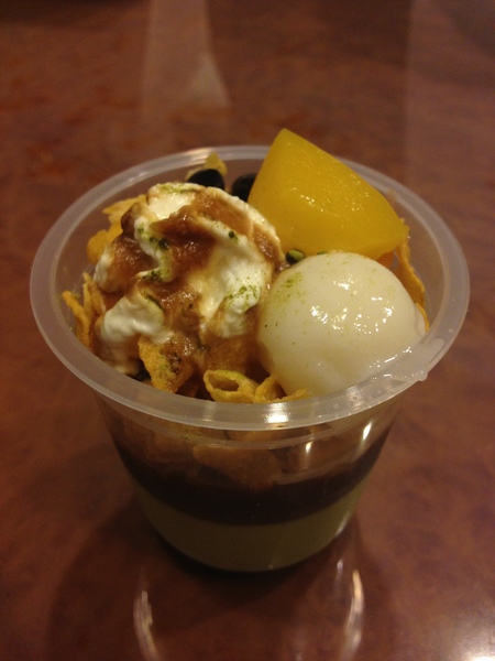 TSUJIRI辻利茶屋(台北阪急店)：TSUJIRI辻利茶屋──玉米片跟慕斯份量1：1的抹茶慕斯