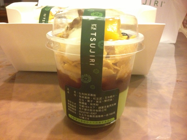 TSUJIRI辻利茶屋(台北阪急店)：TSUJIRI辻利茶屋──玉米片跟慕斯份量1：1的抹茶慕斯