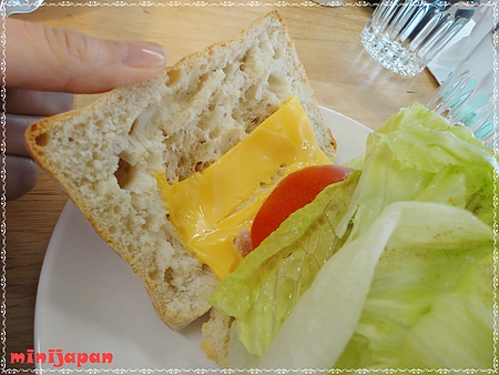 HOLD JUICE~裸麥鮮蔬燻雞內餡.JPG