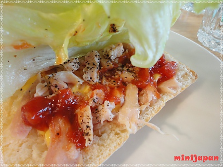 HOLD JUICE~裸麥鮮蔬燻雞內餡拍拍.JPG