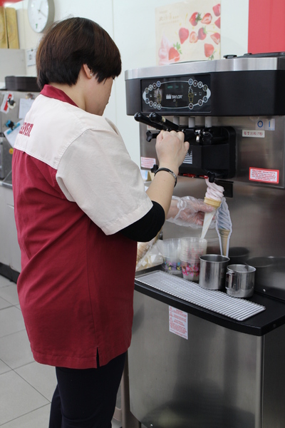 福岡草莓口味霜淇淋:7-11「福岡草莓口味霜淇淋」新品上市,全省21家門市搶先試賣