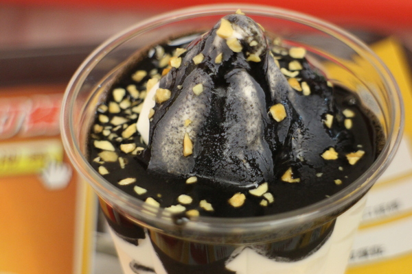 焦糖堅果聖代：7-11北海道霜淇淋芝麻聖代新上市/福榮門市