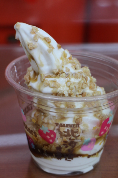 芝麻聖代：7-11北海道霜淇淋『焦糖堅果聖代』新上市/福榮門市