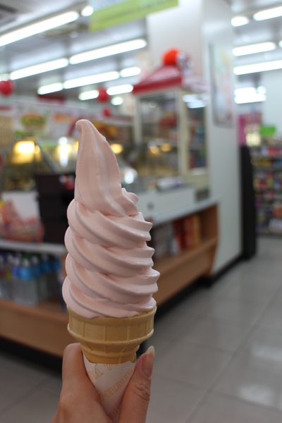 福岡草莓口味霜淇淋:7-11「福岡草莓口味霜淇淋」新品上市,全省21家門市搶先試賣