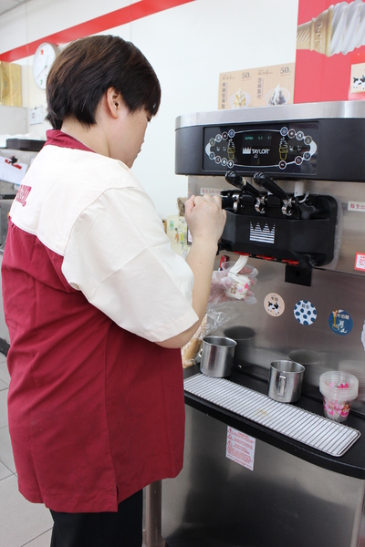 芝麻聖代：7-11北海道霜淇淋『焦糖堅果聖代』新上市/福榮門市