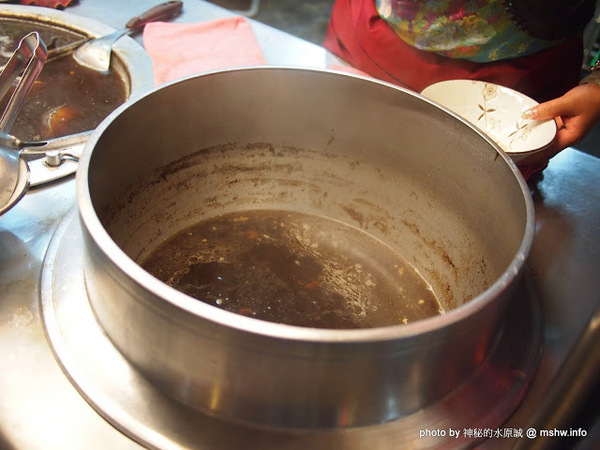 內湖737巷藥燉排骨:【食記】台北737巷藥燉排骨.枸杞土虱@內湖MRT港墘站 : 口感溫順肉又多,每口都好滿足