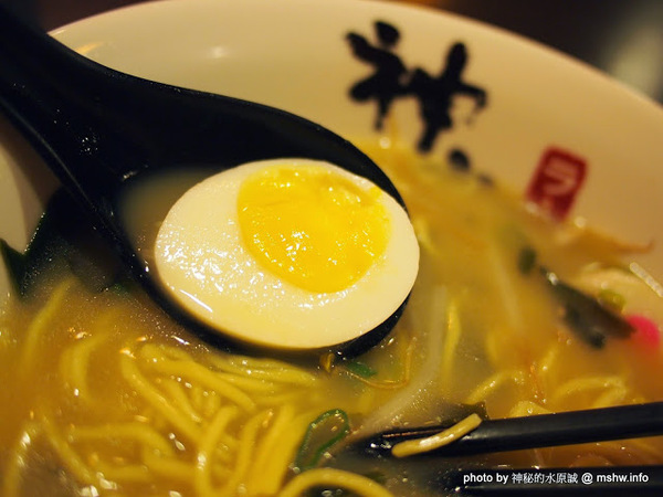 神座日本拉麵(至聖巨蛋店)：【食記】高雄神座日本拉麵至聖巨蛋店@左營MRT凹子底 : 台式風味, 與日本神座無關!