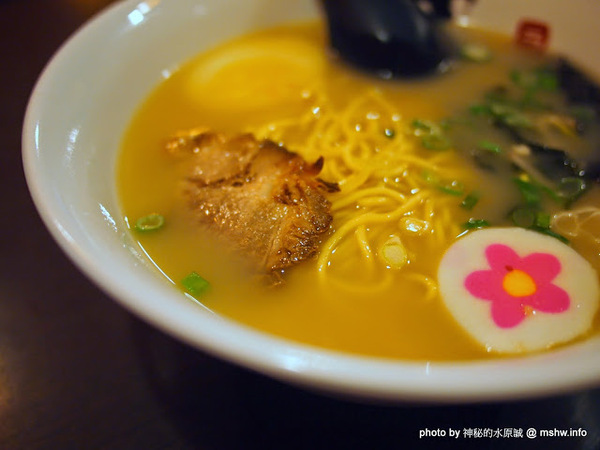 神座日本拉麵(至聖巨蛋店)：【食記】高雄神座日本拉麵至聖巨蛋店@左營MRT凹子底 : 台式風味, 與日本神座無關!