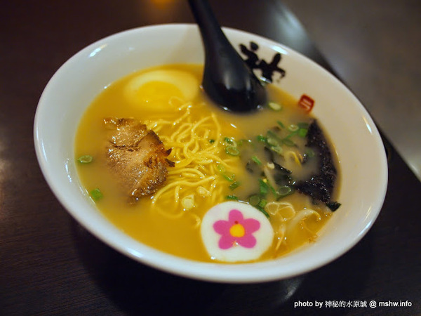 神座日本拉麵(至聖巨蛋店)：【食記】高雄神座日本拉麵至聖巨蛋店@左營MRT凹子底 : 台式風味, 與日本神座無關!