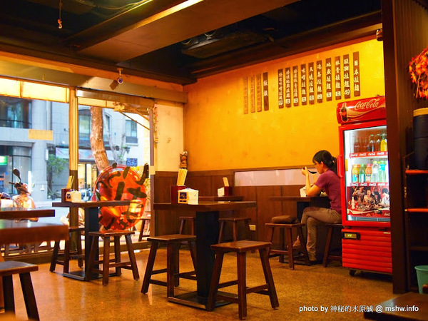 神座日本拉麵(至聖巨蛋店)：【食記】高雄神座日本拉麵至聖巨蛋店@左營MRT凹子底 : 台式風味, 與日本神座無關!