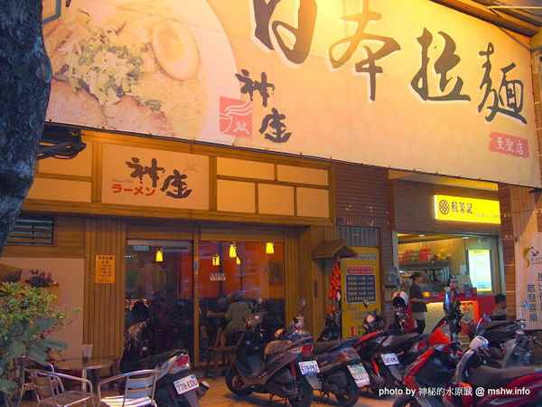 神座日本拉麵(至聖巨蛋店)：【食記】高雄神座日本拉麵至聖巨蛋店@左營MRT凹子底 : 台式風味, 與日本神座無關!