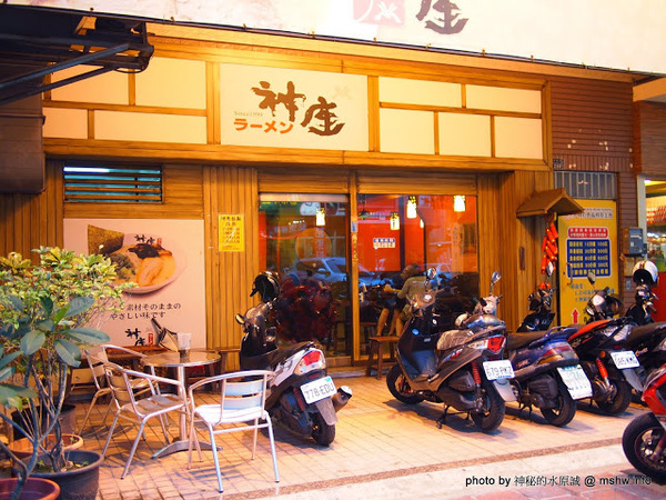 神座日本拉麵(至聖巨蛋店)：【食記】高雄神座日本拉麵至聖巨蛋店@左營MRT凹子底 : 台式風味, 與日本神座無關!