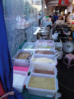 麥格問格のQ(輔大花園店)：【新北】輔大花園觀光夜市之麥格問格のＱ、鬪鷄三星蔥腿板燒