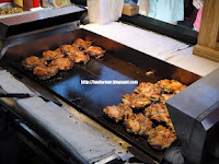 麥格問格のQ(輔大花園店)：【新北】輔大花園觀光夜市之麥格問格のＱ、鬪鷄三星蔥腿板燒