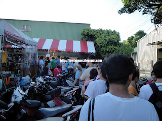 麥格問格のQ(輔大花園店)：【新北】輔大花園觀光夜市之麥格問格のＱ、鬪鷄三星蔥腿板燒