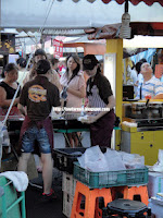 麥格問格のQ(輔大花園店)：【新北】輔大花園觀光夜市之麥格問格のＱ、鬪鷄三星蔥腿板燒