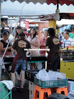 麥格問格のQ(輔大花園店)：【新北】輔大花園觀光夜市之麥格問格のＱ、鬪鷄三星蔥腿板燒
