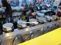 麥格問格のQ(輔大花園店)：【新北】輔大花園觀光夜市之麥格問格のＱ、鬪鷄三星蔥腿板燒