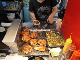 麥格問格のQ(輔大花園店)：【新北】輔大花園觀光夜市之麥格問格のＱ、鬪鷄三星蔥腿板燒