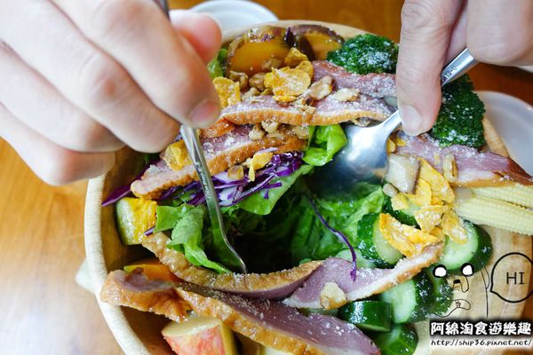 【台北早午餐】【北捷內湖港墘站】Mastro Cafe-份量大!!大口吃美食超滿足．帶骨牛小排/鐵鍋舒芙蕾/人氣早午餐/內湖科學園區