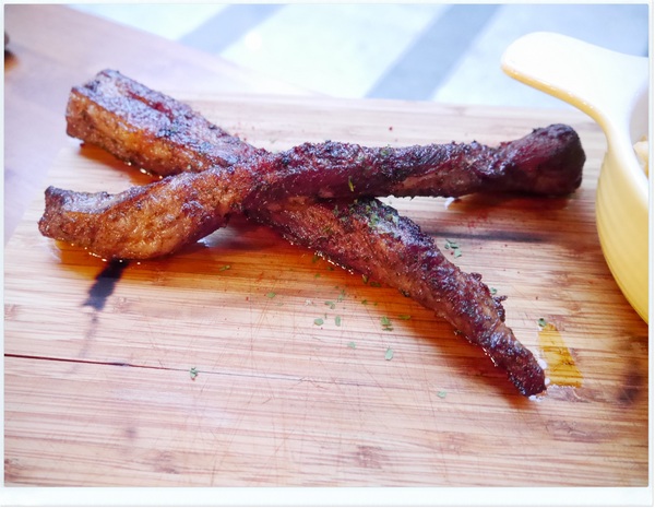 Mastro Cafe：【內湖】Mastro Cafe－熱血？佳餚登場‧有WIFI插座可久坐不限時 (惡魔蛋三明治、手製雞胸肉木盆沙拉、Mastro 牛排與蛋早午餐、戰斧豬排、巧克力岩漿蛋糕、現烘咖啡)