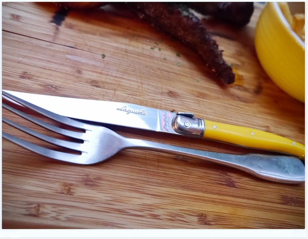 Mastro Cafe：【內湖】Mastro Cafe－熱血？佳餚登場‧有WIFI插座可久坐不限時 (惡魔蛋三明治、手製雞胸肉木盆沙拉、Mastro 牛排與蛋早午餐、戰斧豬排、巧克力岩漿蛋糕、現烘咖啡)