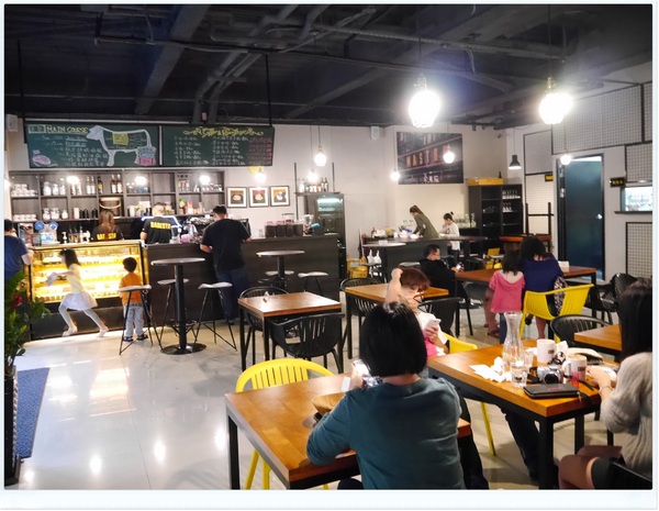 Mastro Cafe：【內湖】Mastro Cafe－熱血？佳餚登場‧有WIFI插座可久坐不限時 (惡魔蛋三明治、手製雞胸肉木盆沙拉、Mastro 牛排與蛋早午餐、戰斧豬排、巧克力岩漿蛋糕、現烘咖啡)
