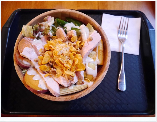 Mastro Cafe：【內湖】Mastro Cafe－熱血？佳餚登場‧有WIFI插座可久坐不限時 (惡魔蛋三明治、手製雞胸肉木盆沙拉、Mastro 牛排與蛋早午餐、戰斧豬排、巧克力岩漿蛋糕、現烘咖啡)